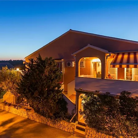 By The Sea Simuni, Pag - 4083 كولان
